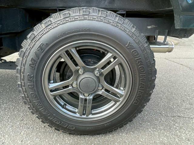 ジムニー ランドベンチャー 車検令和9年4月/4WD/リフトアップ/外装仕上げ済み車両/オートマ/エアコン/エアバッグ/社外アルミ/社外CDオーディオ/メッキバンパー(6枚目)