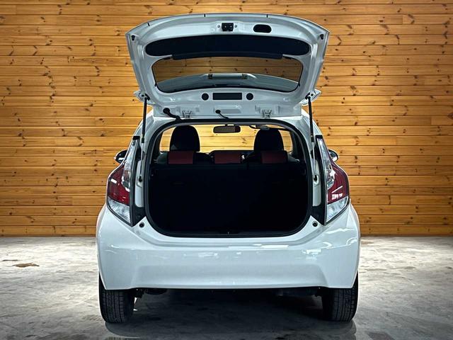 アクア Ｓ　禁煙車／中期モデル／カロッツェリアメモリーナビ／電動格納ミラー／車両接近通報装置／横滑り防止機能／オートライト／オートエアコン／社外アルミスタッドレス装着（17枚目）