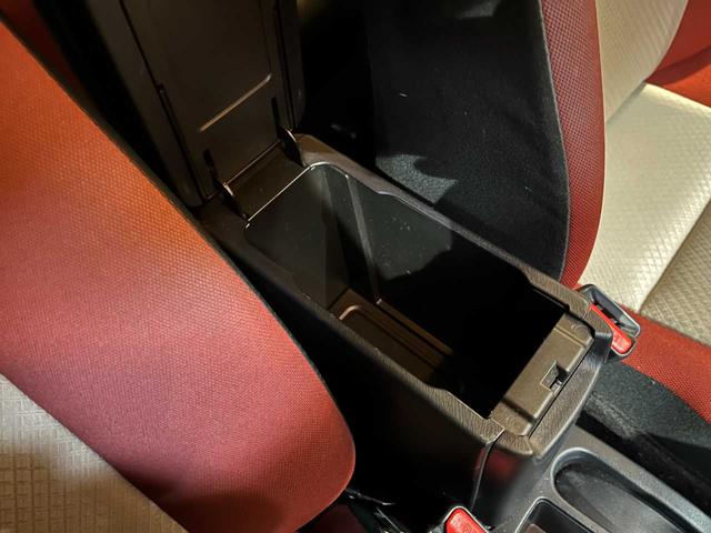 アクア Ｓ　禁煙車／中期モデル／カロッツェリアメモリーナビ／電動格納ミラー／車両接近通報装置／横滑り防止機能／オートライト／オートエアコン／社外アルミスタッドレス装着（46枚目）