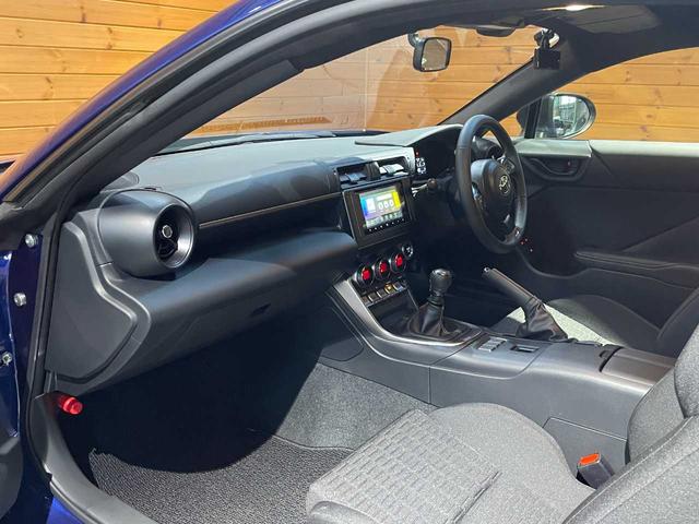 ＧＲ８６ ＳＺ　改良型／禁煙車／６速マニュアル／衝突軽減ブレーキ／フルセグメモリーナビ／Ｂｌｕｅｔｏｏｔｈ接続／横滑り防止機能／ドライブレコーダー装着／クルーズコントロール／ＬＥＤヘッドライト／新車保証書あり（28枚目）