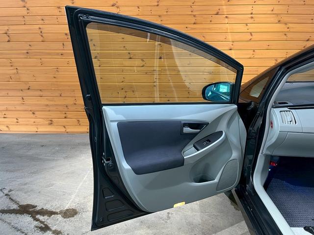 プリウス Ｓ　ＬＥＤエディション　禁煙車／寒冷地仕様／純正フルセグＳＤナビ／バックカメラ／Ｂｌｕｅｔｏｏｔｈ接続／ＬＥＤヘッドライト／ＥＴＣ／オートライト／オートエアコン／スタッドレス付属（32枚目）