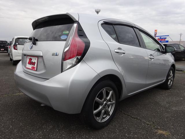 アクア S ナビTV バックカメラ Bluetooth 横滑り防止システム キーレスエントリー アルミホイール フォグランプ フロアオートマ(4枚目)