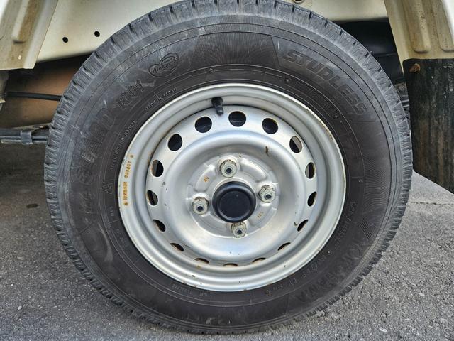 クリッパートラック 　マニュアル切換４ＷＤ・走行４９５００ｋｍ・フロアマット・オーディオ・ライトレベライザー・アオリチェーン・荷台ゴムマット・１２インチスチールホイル・スタットレスタイヤ（ヨコハマ１４５／８０－１２）装着（45枚目）