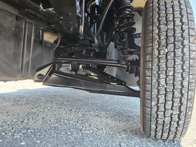 サンバートラック ＴＢ　マニュアル・切換４ＷＤ・車検９年６月・走行１１３０００ｋｍ・エアコン・エアバック・純正ドアバイザー・フロアマット・オーディオ・ゲートプロテクター・ゲートチェーン・作業灯・１２インチホイル・冬タイヤ装着（40枚目）