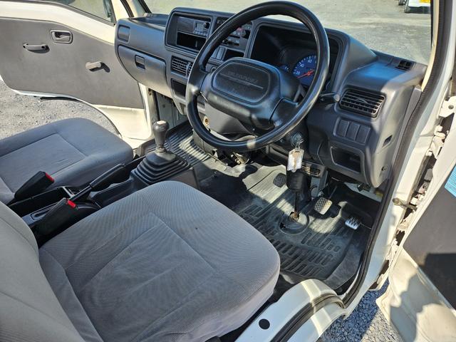 サンバートラック ＴＢ　マニュアル・切換４ＷＤ・車検９年６月・走行１１３０００ｋｍ・エアコン・エアバック・純正ドアバイザー・フロアマット・オーディオ・ゲートプロテクター・ゲートチェーン・作業灯・１２インチホイル・冬タイヤ装着（57枚目）