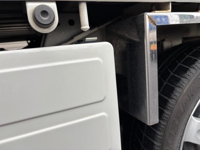 ハイゼットトラック ジャンボ　オートマ４ＷＤ・走行３３３００ｋｍ・エアコン・ＰＳ・ＰＷ・ＡＢＳ・ＷエアＢ・キーレス・ＣＤデッキ・作業灯・ゲートプロテクター・ゲートチェーン・社外マットガード・社外１４インチアルミホイール冬タイヤ装着（42枚目）