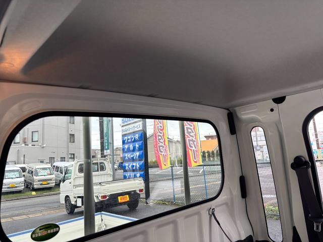ハイゼットトラック ジャンボ　オートマ４ＷＤ・走行３３３００ｋｍ・エアコン・ＰＳ・ＰＷ・ＡＢＳ・ＷエアＢ・キーレス・ＣＤデッキ・作業灯・ゲートプロテクター・ゲートチェーン・社外マットガード・社外１４インチアルミホイール冬タイヤ装着（64枚目）