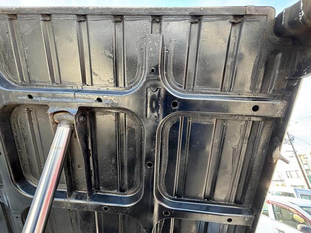 キャリイトラック キンタロウダンプ マニュアル切換4WD走行82200km車検9年9月エアコンパワステエアバック純正フロアーマットドアバイザーオーディオ12インチホイル夏タイヤ装着(43枚目)