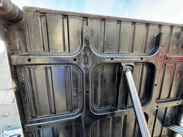 キャリイトラック キンタロウダンプ マニュアル切換4WD走行82200km車検9年9月エアコンパワステエアバック純正フロアーマットドアバイザーオーディオ12インチホイル夏タイヤ装着(52枚目)