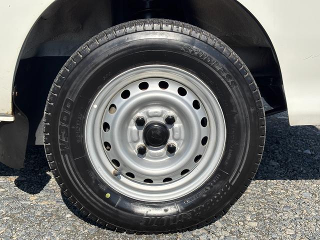 ハイゼットトラック スペシャル マニュアル切り替え4WD・走行33400km・車検8年12月・エアコン無・パワステ無・純正フロアマット・純正オーディオ・荷台ゴムマット・純正12インチホイル・冬タイヤ装着(19枚目)