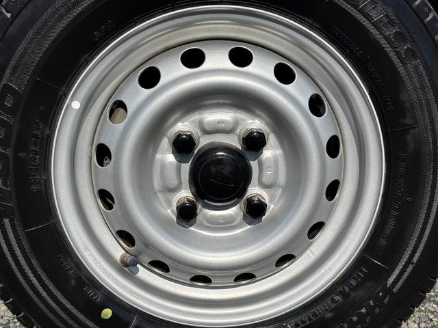 ハイゼットトラック スペシャル マニュアル切り替え4WD・走行33400km・車検8年12月・エアコン無・パワステ無・純正フロアマット・純正オーディオ・荷台ゴムマット・純正12インチホイル・冬タイヤ装着(20枚目)