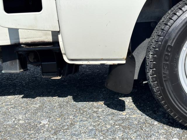 ハイゼットトラック スペシャル マニュアル切り替え4WD・走行33400km・車検8年12月・エアコン無・パワステ無・純正フロアマット・純正オーディオ・荷台ゴムマット・純正12インチホイル・冬タイヤ装着(23枚目)
