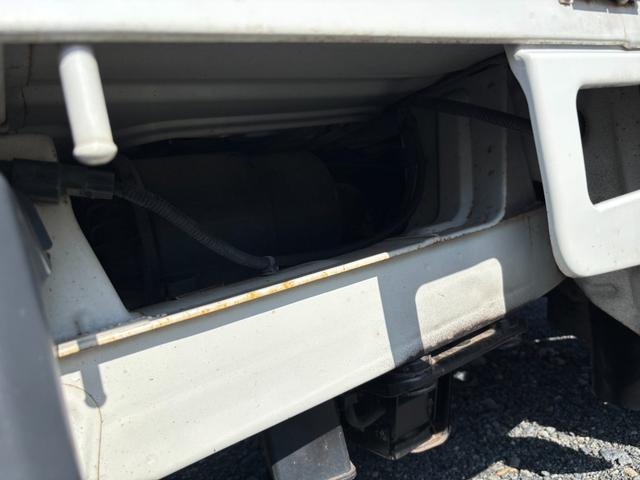ハイゼットトラック スペシャル マニュアル切り替え4WD・走行33400km・車検8年12月・エアコン無・パワステ無・純正フロアマット・純正オーディオ・荷台ゴムマット・純正12インチホイル・冬タイヤ装着(25枚目)