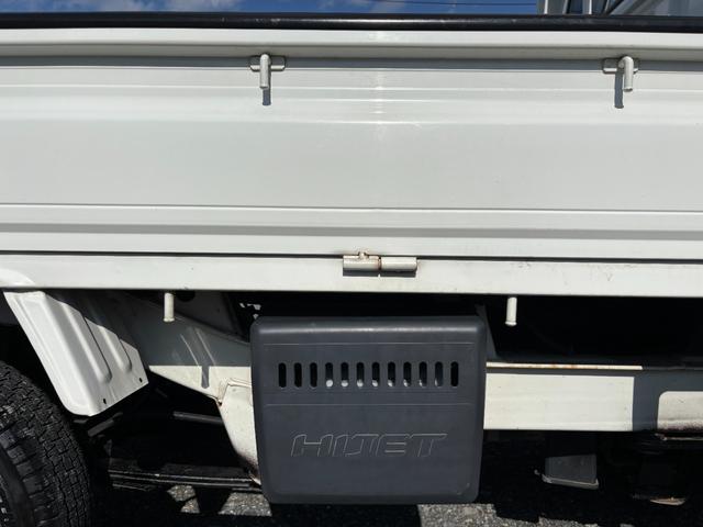ハイゼットトラック スペシャル マニュアル切り替え4WD・走行33400km・車検8年12月・エアコン無・パワステ無・純正フロアマット・純正オーディオ・荷台ゴムマット・純正12インチホイル・冬タイヤ装着(26枚目)