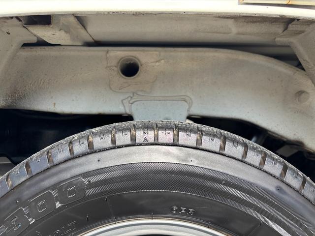 ハイゼットトラック スペシャル マニュアル切り替え4WD・走行33400km・車検8年12月・エアコン無・パワステ無・純正フロアマット・純正オーディオ・荷台ゴムマット・純正12インチホイル・冬タイヤ装着(29枚目)