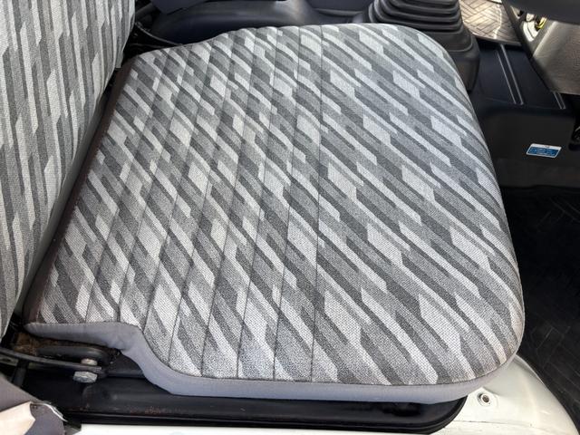 ハイゼットトラック スペシャル マニュアル切り替え4WD・走行33400km・車検8年12月・エアコン無・パワステ無・純正フロアマット・純正オーディオ・荷台ゴムマット・純正12インチホイル・冬タイヤ装着(60枚目)