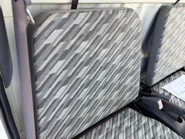 ハイゼットトラック スペシャル マニュアル切り替え4WD・走行33400km・車検8年12月・エアコン無・パワステ無・純正フロアマット・純正オーディオ・荷台ゴムマット・純正12インチホイル・冬タイヤ装着(61枚目)