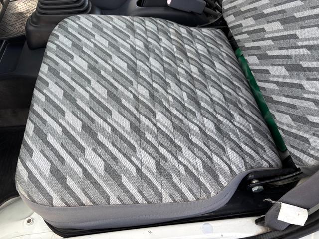 ハイゼットトラック スペシャル マニュアル切り替え4WD・走行33400km・車検8年12月・エアコン無・パワステ無・純正フロアマット・純正オーディオ・荷台ゴムマット・純正12インチホイル・冬タイヤ装着(67枚目)