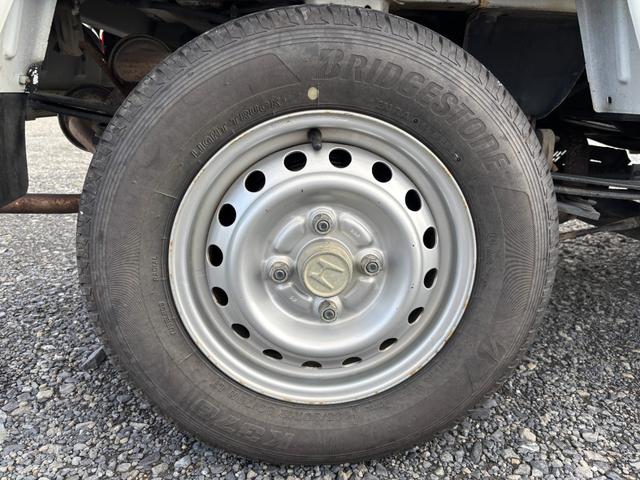 アクティトラック ＳＤＸ　マニュアル４ＷＤ・走行４１０００ｋｍ・車検８年４月・パワステ・エアＢ・ライトレベライザー・純正フロアーマット・純正ゲートプロテクター・アオリチェーン・作業灯・純正１２インチスチールホイル・夏タイヤ装着（28枚目）