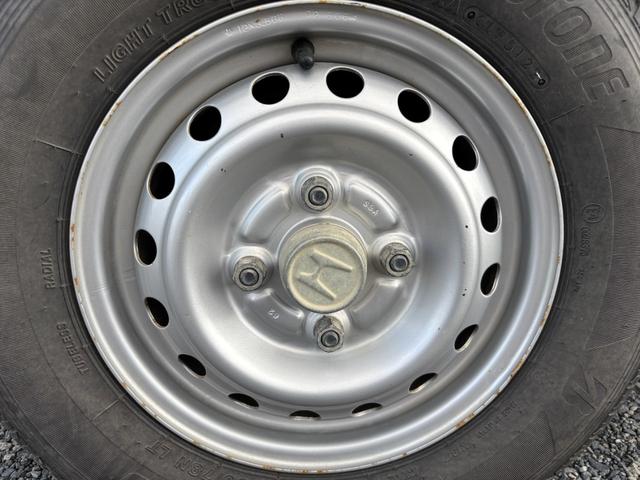 アクティトラック ＳＤＸ　マニュアル４ＷＤ・走行４１０００ｋｍ・車検８年４月・パワステ・エアＢ・ライトレベライザー・純正フロアーマット・純正ゲートプロテクター・アオリチェーン・作業灯・純正１２インチスチールホイル・夏タイヤ装着（29枚目）