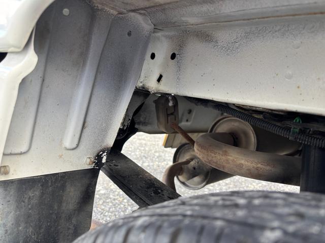 アクティトラック ＳＤＸ　マニュアル４ＷＤ・走行４１０００ｋｍ・車検８年４月・パワステ・エアＢ・ライトレベライザー・純正フロアーマット・純正ゲートプロテクター・アオリチェーン・作業灯・純正１２インチスチールホイル・夏タイヤ装着（31枚目）