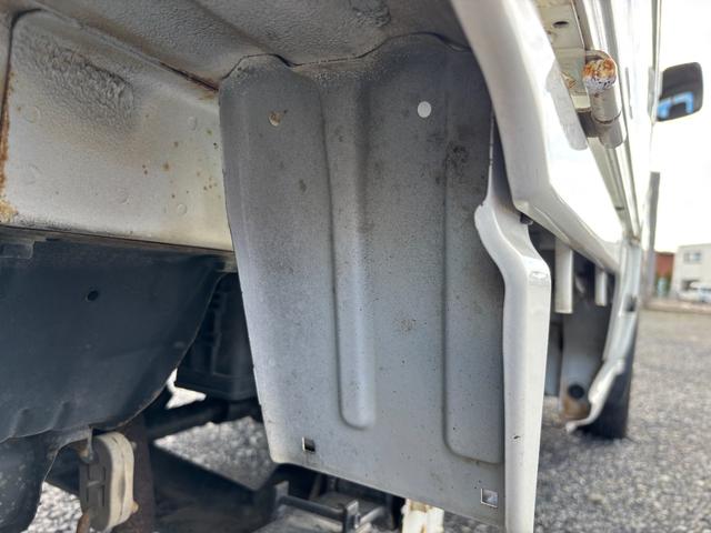 アクティトラック ＳＤＸ　マニュアル４ＷＤ・走行４１０００ｋｍ・車検８年４月・パワステ・エアＢ・ライトレベライザー・純正フロアーマット・純正ゲートプロテクター・アオリチェーン・作業灯・純正１２インチスチールホイル・夏タイヤ装着（32枚目）