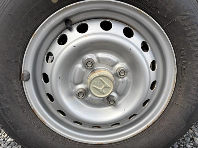 アクティトラック ＳＤＸ　マニュアル４ＷＤ・走行４１０００ｋｍ・車検８年４月・パワステ・エアＢ・ライトレベライザー・純正フロアーマット・純正ゲートプロテクター・アオリチェーン・作業灯・純正１２インチスチールホイル・夏タイヤ装着（41枚目）