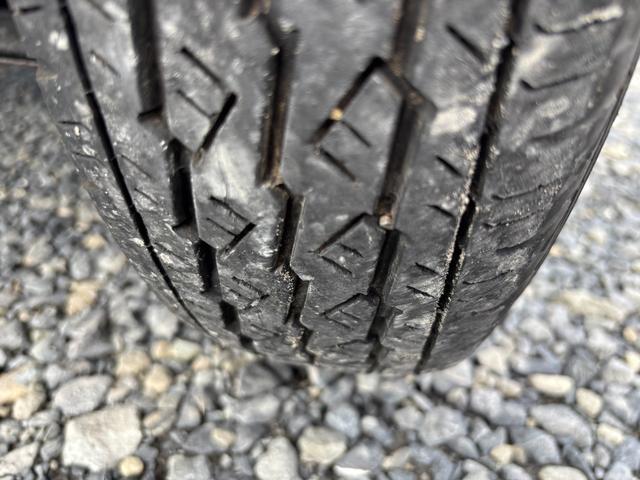 アクティトラック ＳＤＸ　マニュアル４ＷＤ・走行４１０００ｋｍ・車検８年４月・パワステ・エアＢ・ライトレベライザー・純正フロアーマット・純正ゲートプロテクター・アオリチェーン・作業灯・純正１２インチスチールホイル・夏タイヤ装着（42枚目）