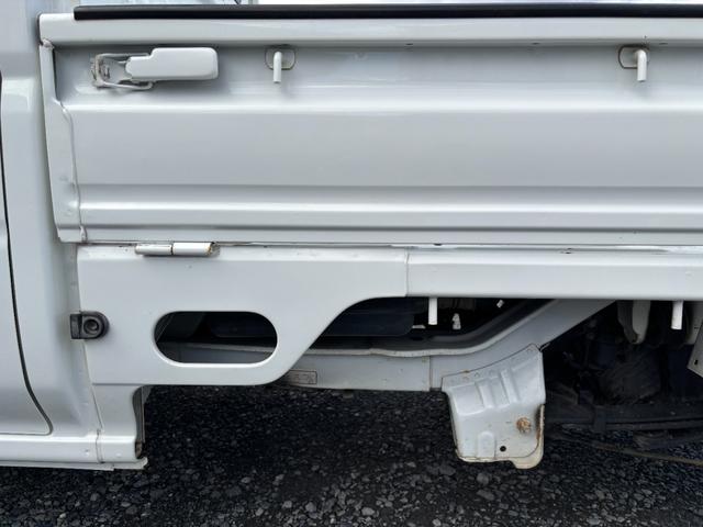 アクティトラック ＳＤＸ　マニュアル４ＷＤ・走行４１０００ｋｍ・車検８年４月・パワステ・エアＢ・ライトレベライザー・純正フロアーマット・純正ゲートプロテクター・アオリチェーン・作業灯・純正１２インチスチールホイル・夏タイヤ装着（44枚目）