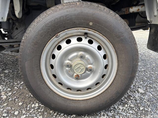 アクティトラック ＳＤＸ　マニュアル４ＷＤ・走行４１０００ｋｍ・車検８年４月・パワステ・エアＢ・ライトレベライザー・純正フロアーマット・純正ゲートプロテクター・アオリチェーン・作業灯・純正１２インチスチールホイル・夏タイヤ装着（48枚目）