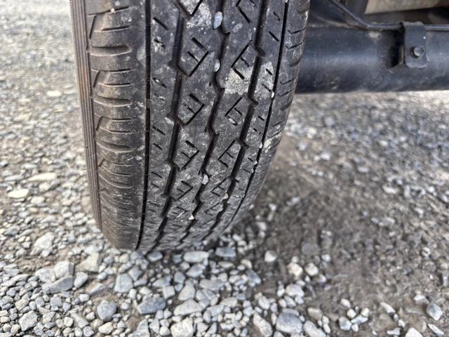 アクティトラック ＳＤＸ　マニュアル４ＷＤ・走行４１０００ｋｍ・車検８年４月・パワステ・エアＢ・ライトレベライザー・純正フロアーマット・純正ゲートプロテクター・アオリチェーン・作業灯・純正１２インチスチールホイル・夏タイヤ装着（50枚目）