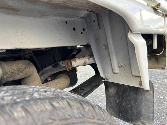 アクティトラック ＳＤＸ　マニュアル４ＷＤ・走行４１０００ｋｍ・車検８年４月・パワステ・エアＢ・ライトレベライザー・純正フロアーマット・純正ゲートプロテクター・アオリチェーン・作業灯・純正１２インチスチールホイル・夏タイヤ装着（52枚目）