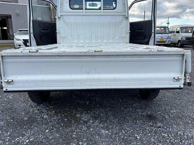 アクティトラック ＳＤＸ　マニュアル４ＷＤ・走行４１０００ｋｍ・車検８年４月・パワステ・エアＢ・ライトレベライザー・純正フロアーマット・純正ゲートプロテクター・アオリチェーン・作業灯・純正１２インチスチールホイル・夏タイヤ装着（65枚目）