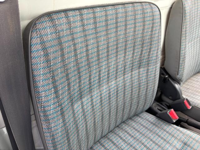 アクティトラック ＳＤＸ　マニュアル４ＷＤ・走行４１０００ｋｍ・車検８年４月・パワステ・エアＢ・ライトレベライザー・純正フロアーマット・純正ゲートプロテクター・アオリチェーン・作業灯・純正１２インチスチールホイル・夏タイヤ装着（70枚目）