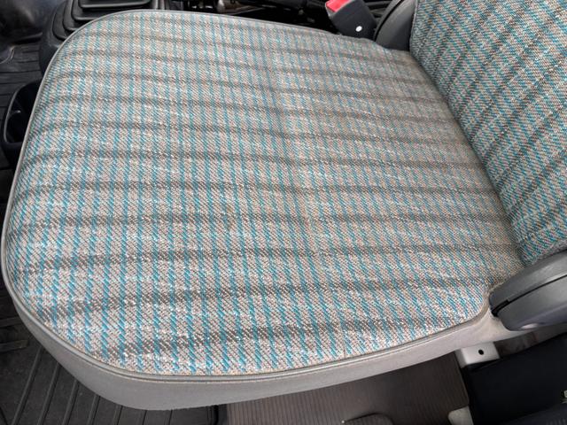 アクティトラック ＳＤＸ　マニュアル４ＷＤ・走行４１０００ｋｍ・車検８年４月・パワステ・エアＢ・ライトレベライザー・純正フロアーマット・純正ゲートプロテクター・アオリチェーン・作業灯・純正１２インチスチールホイル・夏タイヤ装着（75枚目）