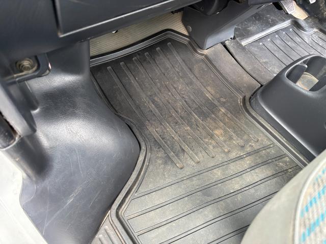 アクティトラック ＳＤＸ　マニュアル４ＷＤ・走行４１０００ｋｍ・車検８年４月・パワステ・エアＢ・ライトレベライザー・純正フロアーマット・純正ゲートプロテクター・アオリチェーン・作業灯・純正１２インチスチールホイル・夏タイヤ装着（76枚目）