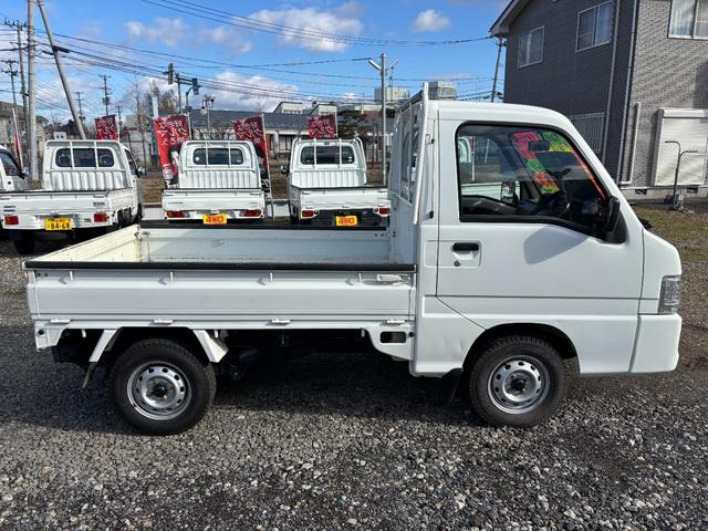 サンバートラック TB マニュアル切り替え4WD・走行35200km・エアコン無・パワステ有・エアバック無・純正フロアマット・ドアバイザ-・オーディオ・ゲートチェーン・純正12インチホイル夏タイヤ装着(6枚目)