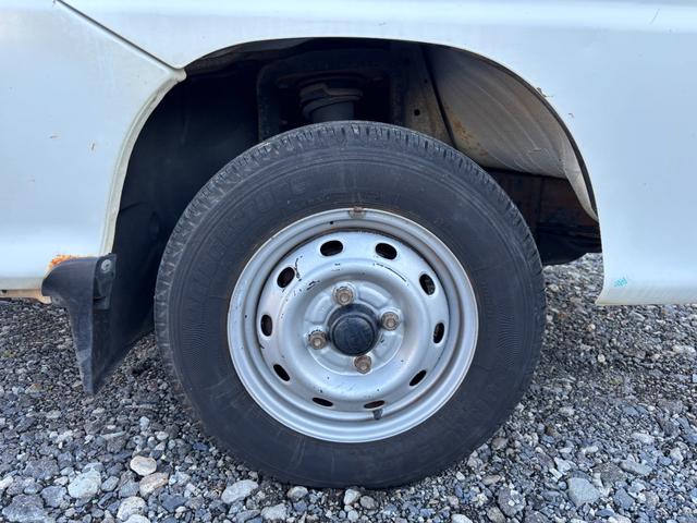 サンバートラック TB マニュアル切り替え4WD・走行35200km・エアコン無・パワステ有・エアバック無・純正フロアマット・ドアバイザ-・オーディオ・ゲートチェーン・純正12インチホイル夏タイヤ装着(9枚目)