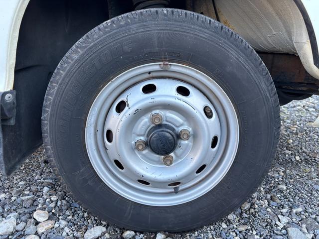 サンバートラック TB マニュアル切り替え4WD・走行35200km・エアコン無・パワステ有・エアバック無・純正フロアマット・ドアバイザ-・オーディオ・ゲートチェーン・純正12インチホイル夏タイヤ装着(10枚目)