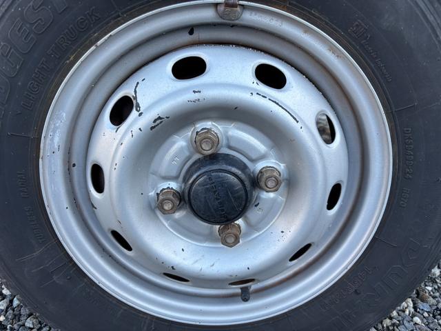 サンバートラック TB マニュアル切り替え4WD・走行35200km・エアコン無・パワステ有・エアバック無・純正フロアマット・ドアバイザ-・オーディオ・ゲートチェーン・純正12インチホイル夏タイヤ装着(11枚目)