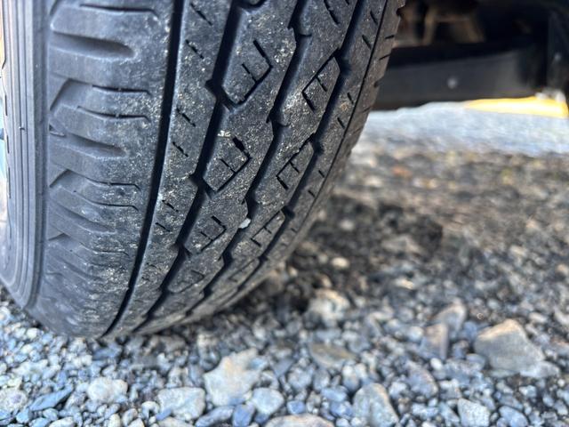 サンバートラック TB マニュアル切り替え4WD・走行35200km・エアコン無・パワステ有・エアバック無・純正フロアマット・ドアバイザ-・オーディオ・ゲートチェーン・純正12インチホイル夏タイヤ装着(12枚目)