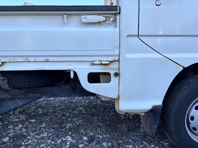 サンバートラック TB マニュアル切り替え4WD・走行35200km・エアコン無・パワステ有・エアバック無・純正フロアマット・ドアバイザ-・オーディオ・ゲートチェーン・純正12インチホイル夏タイヤ装着(16枚目)