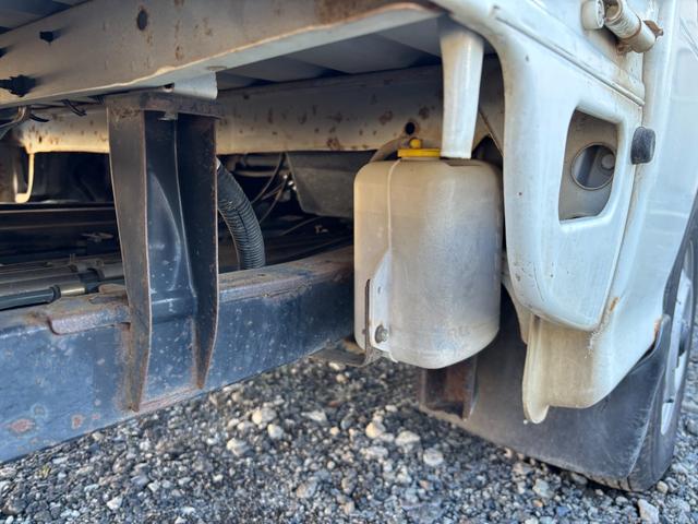 サンバートラック TB マニュアル切り替え4WD・走行35200km・エアコン無・パワステ有・エアバック無・純正フロアマット・ドアバイザ-・オーディオ・ゲートチェーン・純正12インチホイル夏タイヤ装着(17枚目)