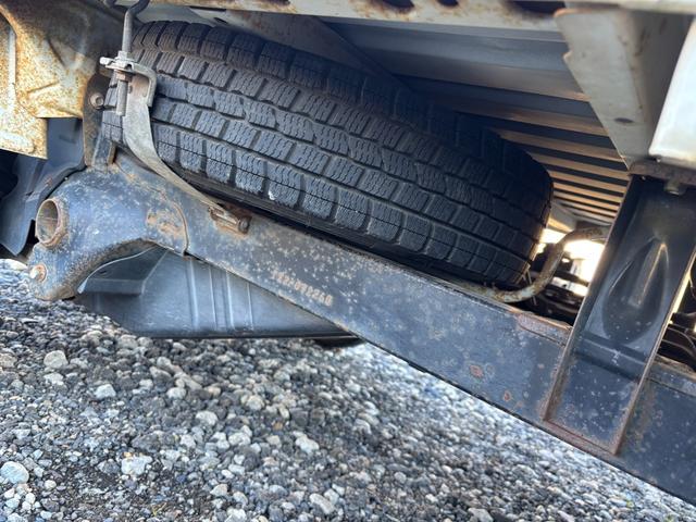 サンバートラック TB マニュアル切り替え4WD・走行35200km・エアコン無・パワステ有・エアバック無・純正フロアマット・ドアバイザ-・オーディオ・ゲートチェーン・純正12インチホイル夏タイヤ装着(18枚目)