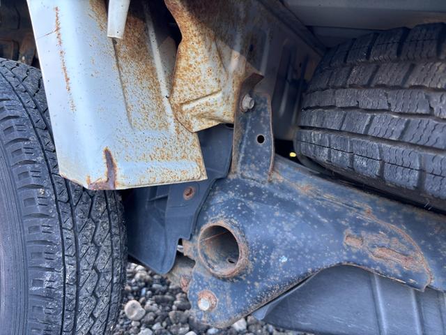 サンバートラック TB マニュアル切り替え4WD・走行35200km・エアコン無・パワステ有・エアバック無・純正フロアマット・ドアバイザ-・オーディオ・ゲートチェーン・純正12インチホイル夏タイヤ装着(19枚目)