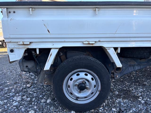 サンバートラック TB マニュアル切り替え4WD・走行35200km・エアコン無・パワステ有・エアバック無・純正フロアマット・ドアバイザ-・オーディオ・ゲートチェーン・純正12インチホイル夏タイヤ装着(20枚目)