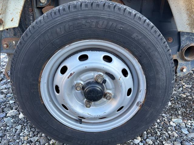 サンバートラック TB マニュアル切り替え4WD・走行35200km・エアコン無・パワステ有・エアバック無・純正フロアマット・ドアバイザ-・オーディオ・ゲートチェーン・純正12インチホイル夏タイヤ装着(22枚目)