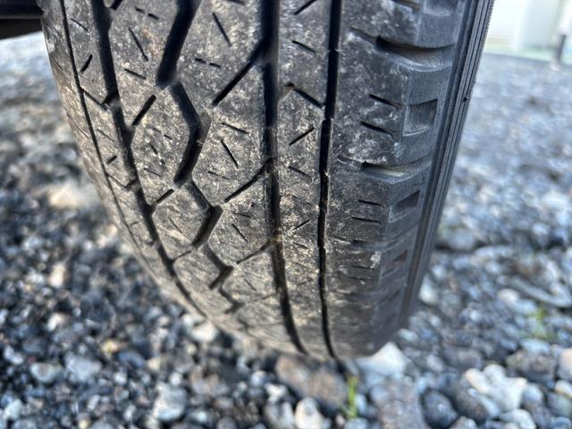 サンバートラック TB マニュアル切り替え4WD・走行35200km・エアコン無・パワステ有・エアバック無・純正フロアマット・ドアバイザ-・オーディオ・ゲートチェーン・純正12インチホイル夏タイヤ装着(23枚目)