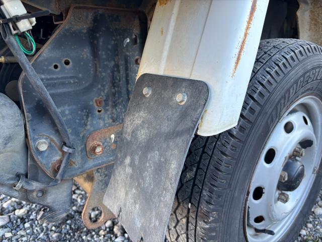 サンバートラック TB マニュアル切り替え4WD・走行35200km・エアコン無・パワステ有・エアバック無・純正フロアマット・ドアバイザ-・オーディオ・ゲートチェーン・純正12インチホイル夏タイヤ装着(24枚目)