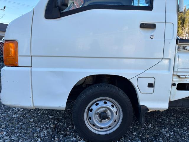 サンバートラック TB マニュアル切り替え4WD・走行35200km・エアコン無・パワステ有・エアバック無・純正フロアマット・ドアバイザ-・オーディオ・ゲートチェーン・純正12インチホイル夏タイヤ装着(26枚目)